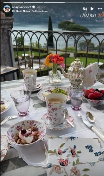 (FOTO) SUPRUGA NAŠEG PEVAČA NOĆ U HOTELU PLAĆA 5.700 EVRA: Donose joj doručak na terasu sa koje pogled puca, kada na sred sobe: Luksuz kakav niste videli 