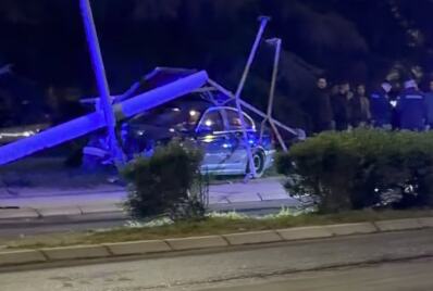 TEŠKA SAOBRAĆAJKA U NIŠU: Auto se zakucao u banderu (VIDEO)