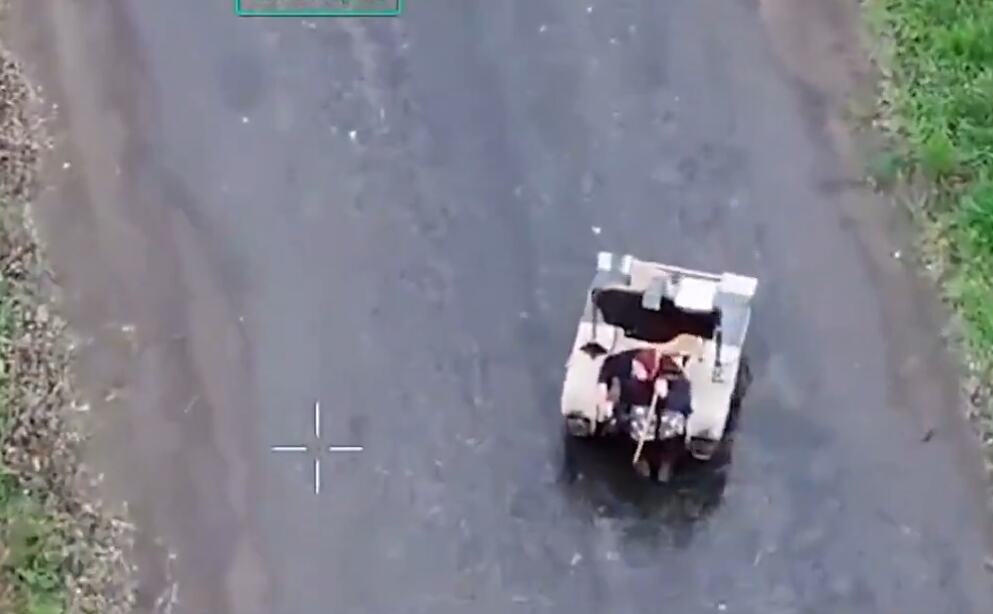 (VIDEO) UKRAJINCI ROBOTOM SPASILI STARICU! Nesvakidašnji prizor sa fronta usred borbe: "Bako, upadaj"