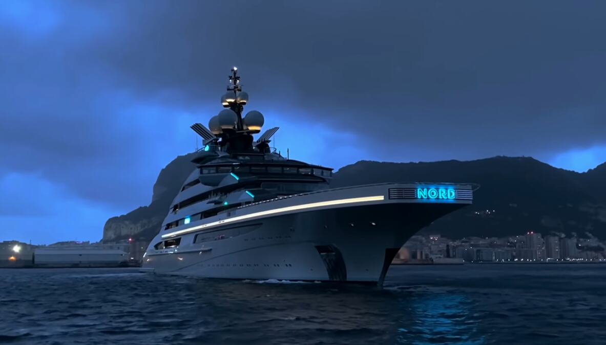 ŠOK! KROZ ORMUSKI MOREUZ PROŠLA SUPERJAHTA RUSKOG OLIGARHA: Duga 142 metra, vredna 400 MILIONA EVRA - pripada jednom od najbogatijih ruskih milijardera (VIDEO)