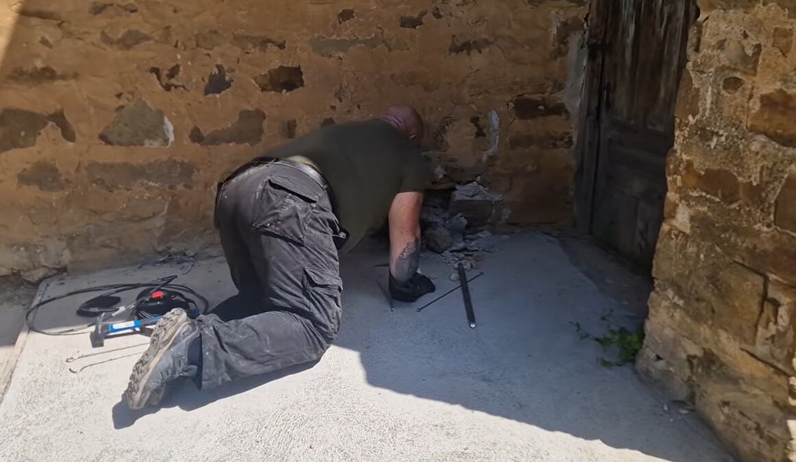 ŠOK U KUĆI NA JUGU SRBIJE Razbio alatom zid, pa se ZAPREPASTIO OD PRIZORA! Nisu ni slutili koliko se dugo sakrivao: „Strašno je za ljude“ (VIDEO)
