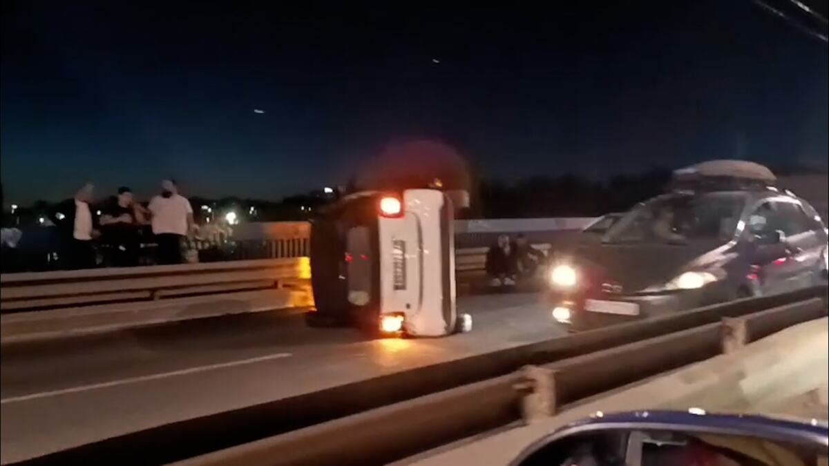 TEŠKA SAOBRAĆAJKA NA PLAVOM MOSTU! Jedan auto se prevrnuo na bok, drugom uništen zadnji deo – stiže Hitna pomoć (VIDEO)
