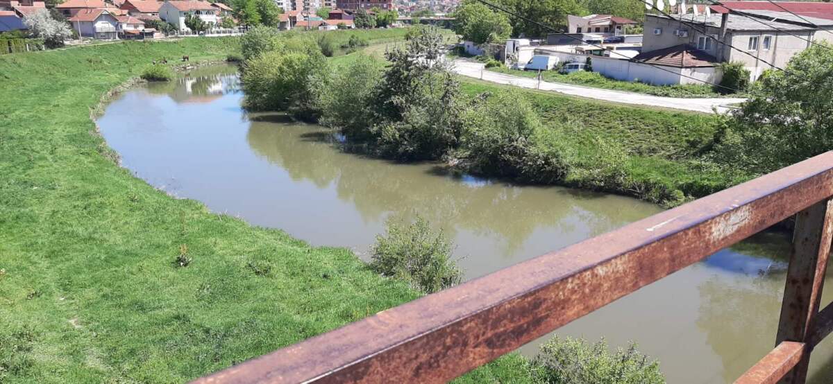 DRAMA U PROKUPLJU: Muškarac dva puta pokušao da skoči s mosta, pa legao na prugu – ekipa Hitne pomoći uspela da mu pruži pomoć