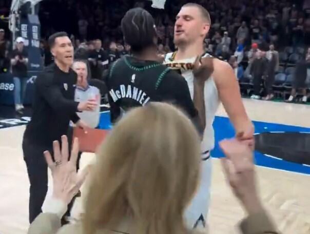 JOKIĆ SE ZALEĆE NA MEKDENIJELSA, A ŽENA IZ PUBLIKE BEŽI GLAVOM BEZ OBZIRA! Isplivao novi snimak žestokog obračuna: Haos kakav se ne viđa često! (VIDEO)