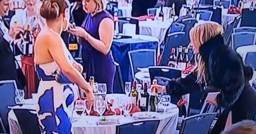 Šok scene tokom pucnjave u Vašingtonu: Trampa obaraju na pod, Melanija izbezumljena od straha, a oni uzimaju flaše vina sa stola (VIDEO)