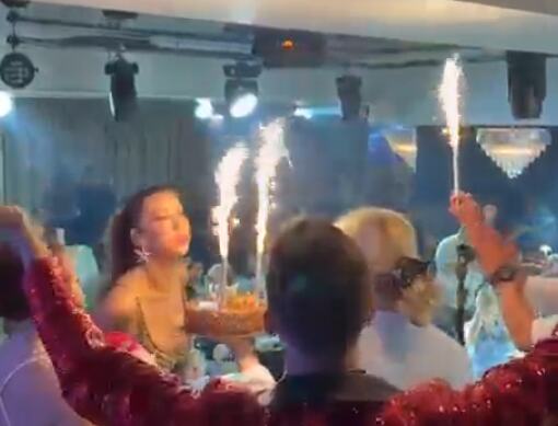 VATROMET NA BINI: Tei Tairović prekinut koncert u Bugarskoj, publika je ostavila bez reči jednim gestom (VIDEO)