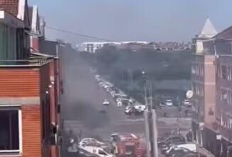 IZBIO POŽAR U NOVOM SADU, VATRA GUTA STAN: Vatrogasci aktivirali i dizalicu, iz zgrade kulja gust crni dim (VIDEO)