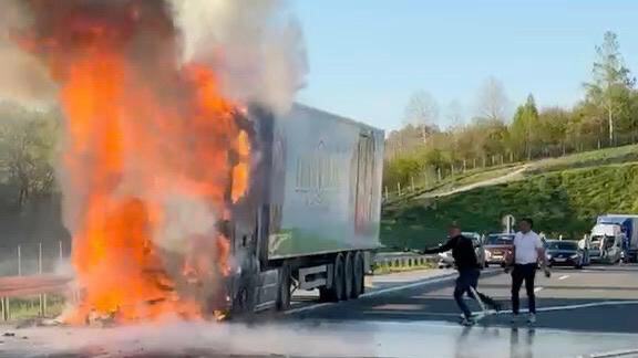BUKTINJA NASRED AUTO-PUTA MILOŠ VELIKI Vozilo u plamenu, Hitna i vatrogasci na licu mesta! Stiglo UPOZORENJE VOZAČIMA