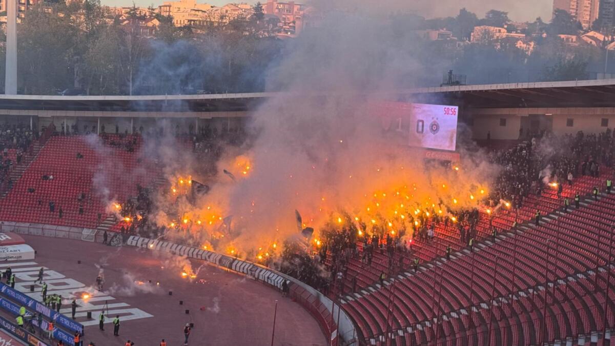 GUSTA MAGLA NA MARAKANI - VEČITI DERBI BIO U PREKIDU: Delije i Grobari napravili svoj šou na stadionu!