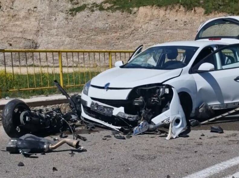 OVAKO JE MOTOCIKLISTA IZBEGAO SMRT KOD NOVOG PAZARA, JEDAN POTEZ MU SPASIO ŽIVOT Motor prešao punu liniju i zakucao se u auto s porodicom! JEZIVI PRIZORI