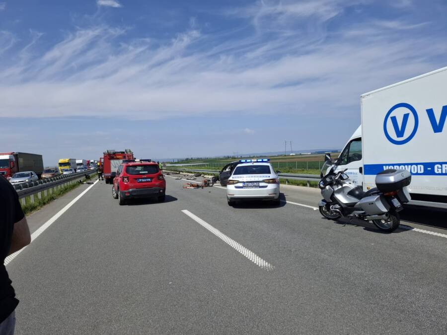 "IZVLAČILI SU IH IZ SMRSKANOG AUTA" Novi detalji stravične nesreće kod Rume, ovo je auto u koji se zakucao vozač ubica! (foto)