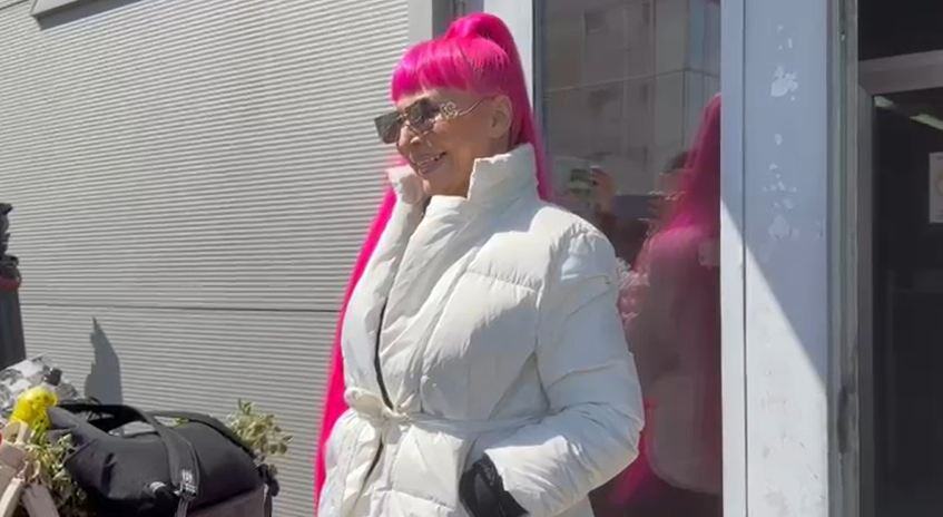 "SPEKTAKULARAN POVRATAK!“ Zorica Brunclik dočekana gromoglasnim aplauzom – žiri poleteo u zagrljaj! (VIDEO)