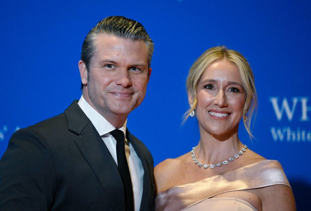 Supruga američkog ministra odbrane izazvala buru komentara: "Mora da se reši muža" (foto)