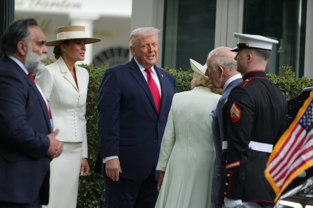 Donald Tramp spustio ruku na Melanijinu zadnjicu, pa izustio: "Njih nećemo moći da ih nadmašimo" (foto)
