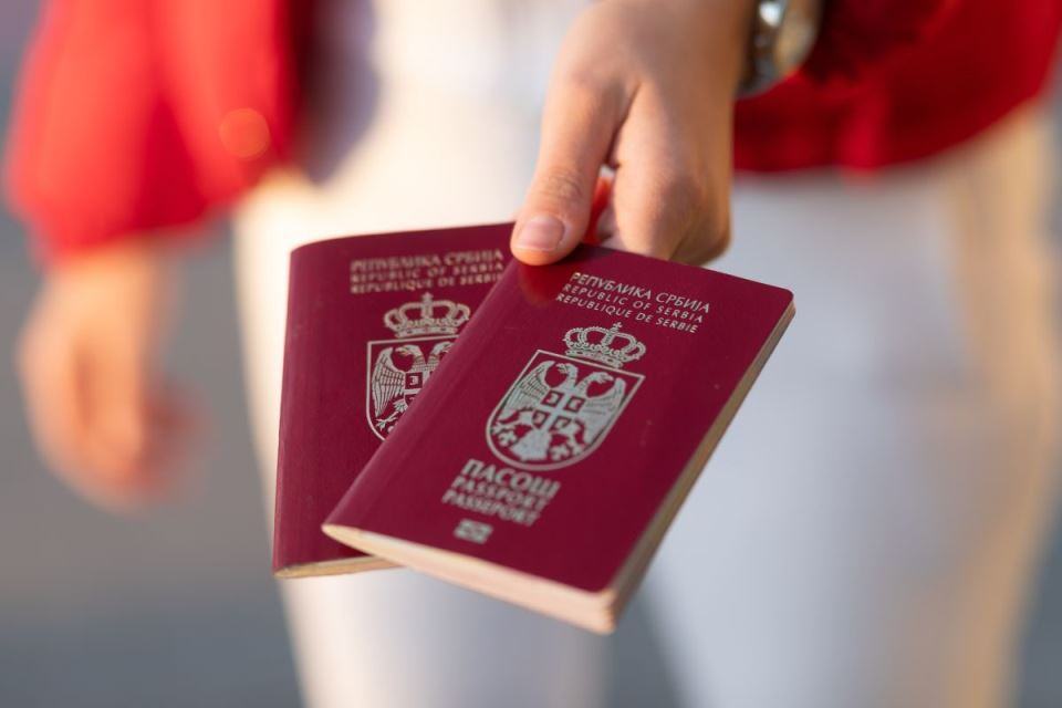 Zašto je novi pasoš Srbije u boji vina koje su pili kraljevi: Sve o prestižu burgundi crvene i njenom značenju u diplomatiji