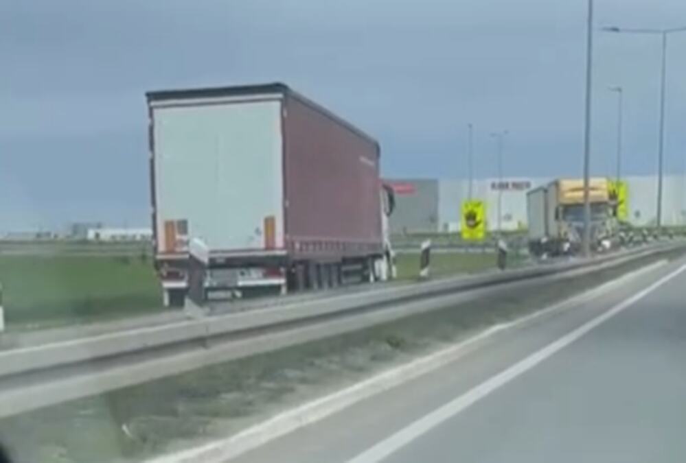 POČELI I PROFESIONALCI DA VOZE KONTRASMEROM: Jeziva scena kod Dobanovaca, usnimljen šleper kako divlja na auto-putu, u susret mu ide DRUGI KAMION (VIDEO)