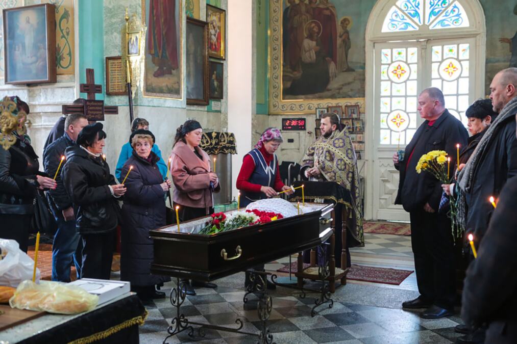 Pijanče, pevaju, trpeza kao na svadbi, izvoljevaju za pivo, pa čak prinose i žrtvu: Sveštenik Aleksandar opleo po vernicima zbog skrnavljenja obreda