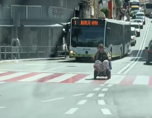 "Najnormalnije jutro u Splitu": Baba na sred druma se vozi u električnim kolicima, snimak obišao ceo region