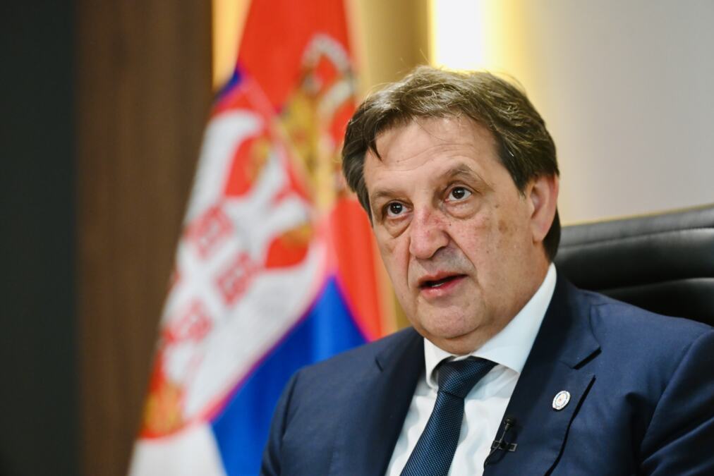 ''KAMPANJA DEHUMANIZACIJE VUČIĆA UŠLA U TERMINALNU FAZU'' Gašić o lažima N1 da je fotografija Aleksandra Vučića u majici Belivukove navijačke grupe tema suđenja