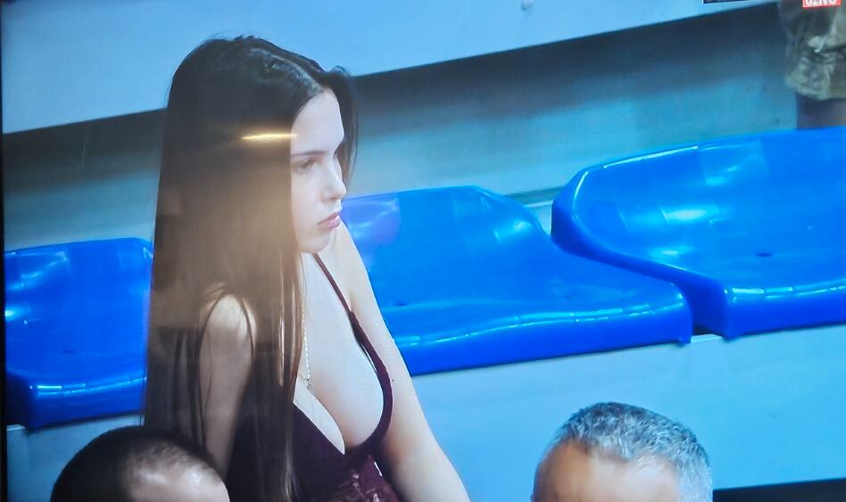 "ŠTA BI OVO U KADRU?!" Navijačica bujnih grudi ukrala šou na Zvezdinoj utakmici! Delije poludele kada su videle zanosnu devojku u prenosu!