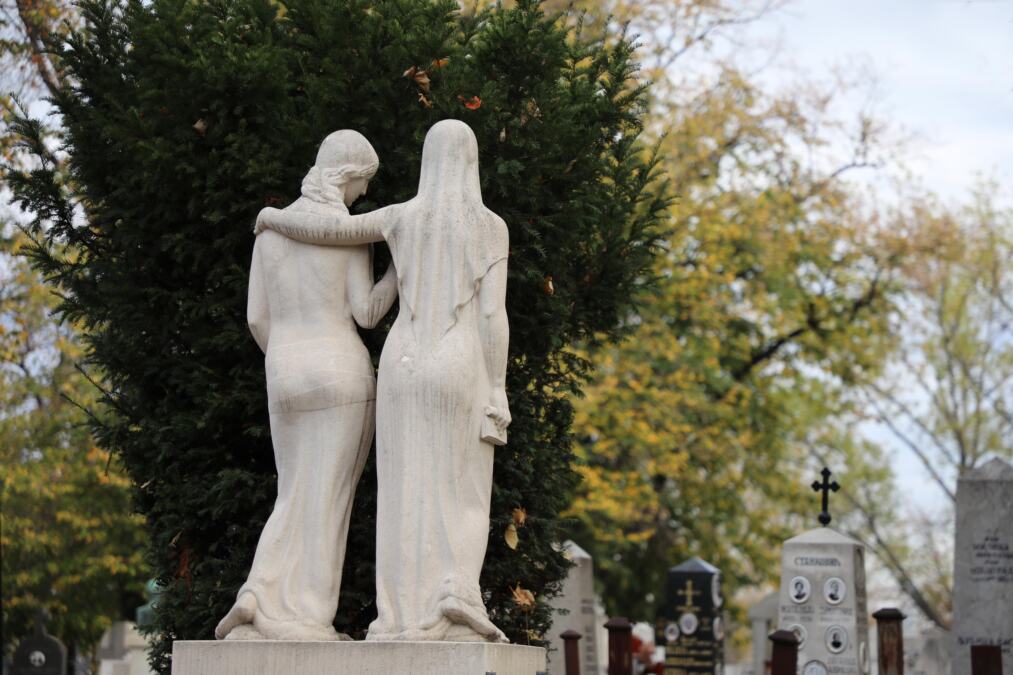 JKP „POGREBNE USLUGE“ BEOGRAD PODSEĆA SUGRAĐANE NA OBAVEZU UPLATE GODIŠNJE NAKNADE ZA ZAKUP UREĐENJE  I ODRŽAVANJE POVRŠINE GROBLJA.