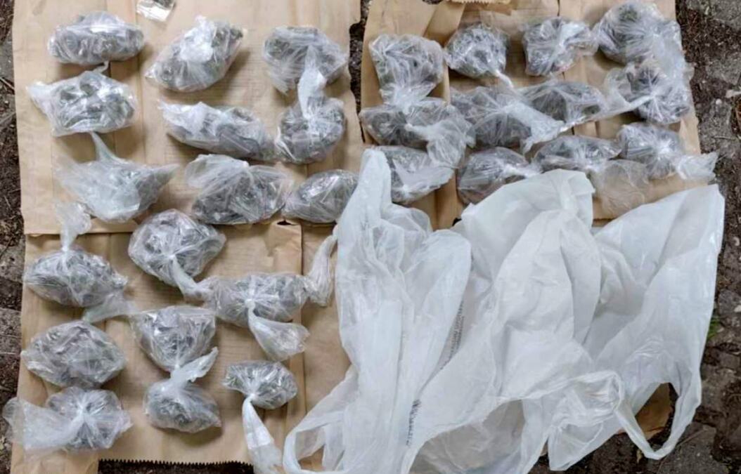 DVOJICA UHAPŠENA NA NOVOM BEOGRADU ZBOG DROGE: Jedan (44) je držao po džepovima, a drugom (21) u kolima policija pronašla 559 KESICA