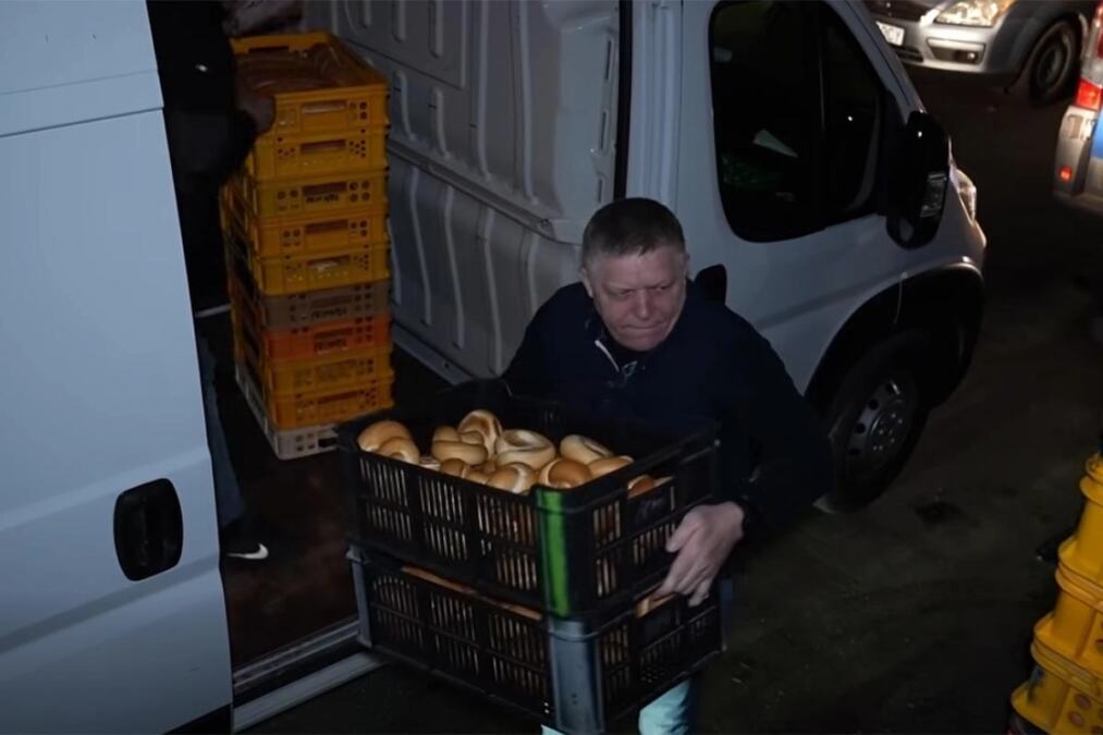 PREMIJER SLOVAČKE PROVEO NOĆ U PEKARI: Robert Fico celu noć radio kao dostavljač peciva! "Još jedno dobro iskustvo" (VIDEO)