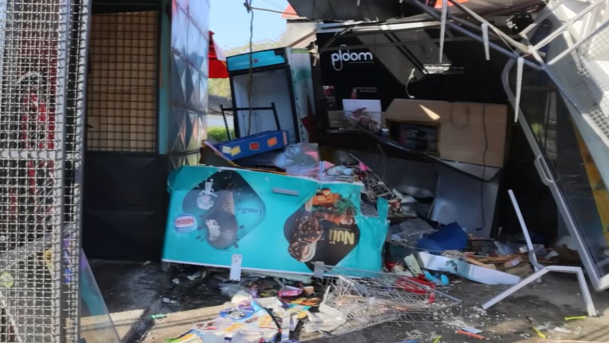 (VIDEO) "LJUDI, ŽENA JE UNUTRA!" Detalji stravične nesreće u Obrenovcu, besan auto uleteo u kiosk, radnici se i dalje bore za život