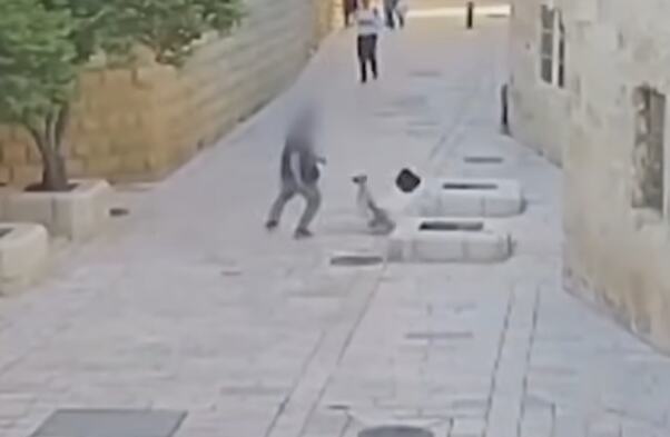 (UZNEMIRUJUĆI VIDEO) ZVERSKI NAPAD NA HRIŠĆANKU! Jevrejin gurnuo na kamen, pa išutirao ČASNU SESTRU u Jerusalimu, kamera snimila trenutak IŽIVLJAVANJA! 