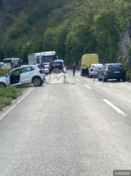 "SAMO SE ODJEDNOM ZAČUO JAK UDARAC, A ONDA JOŠ NEKOLIKO ZAREDOM" Očevici o žestokom lančanom sudaru na ulazu u Rašku: Učestvovala četiri vozila
