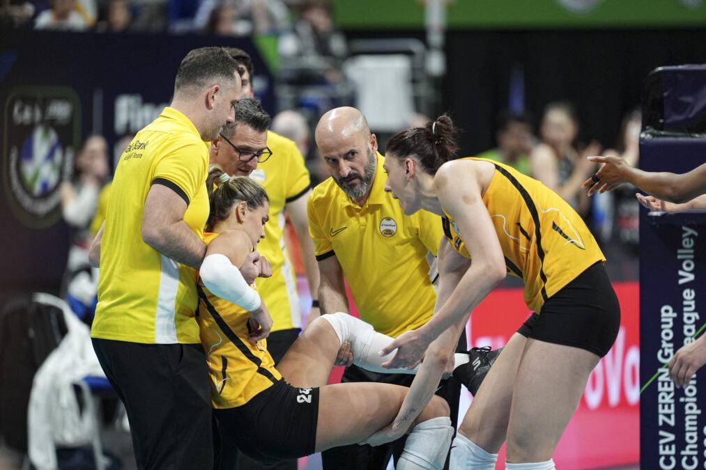 TEŠKA POVREDA KATARINE DANGUBIĆ: Vakifbank u finalu protiv Ezačibašija  - meč u senci pada srpske odbojkašice