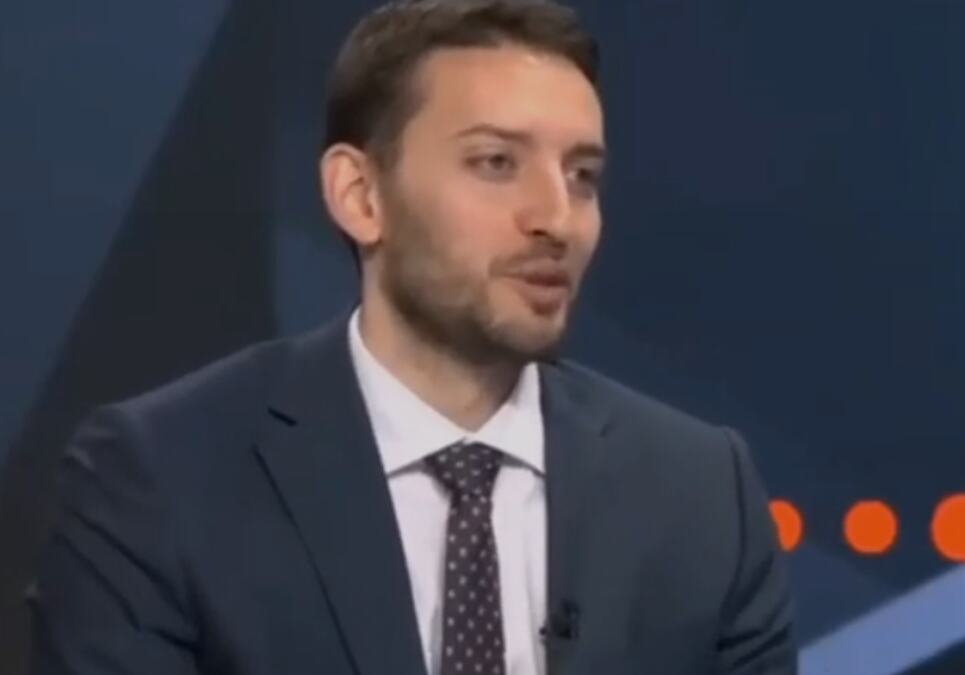 "NE ZNAM KAKO JEDNOSTAVNIJE DA VAS PITAM": Ćosić tri puta postavio isto pitanje, Pavle Grbović uporno menjao temu, voditelj jedva zadržavao smeh - BLAM