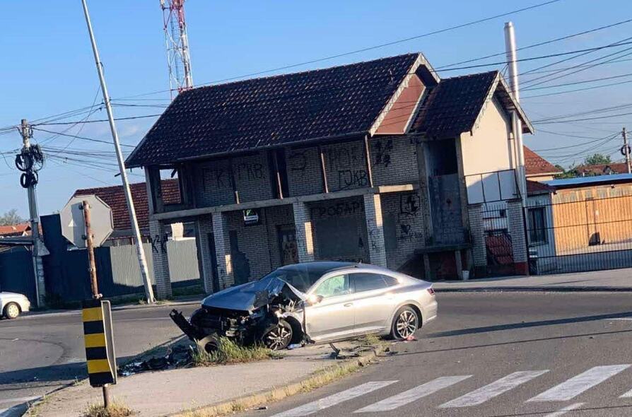 „ZAČUO SE JAK UDARAC I PRASAK“ Težak udes u Kraljevu: Sleteo s puta pa se zabio u betonski stub, prednji deo smrskan (FOTO)