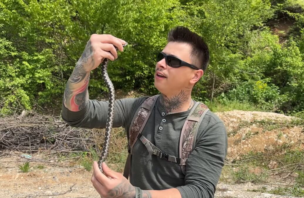 INFLUENSER IZ BOSNE UHVATIO VELIKOG POSKOKA! Kad vidite šta radi sa zmijom naježićete se (VIDEO)
