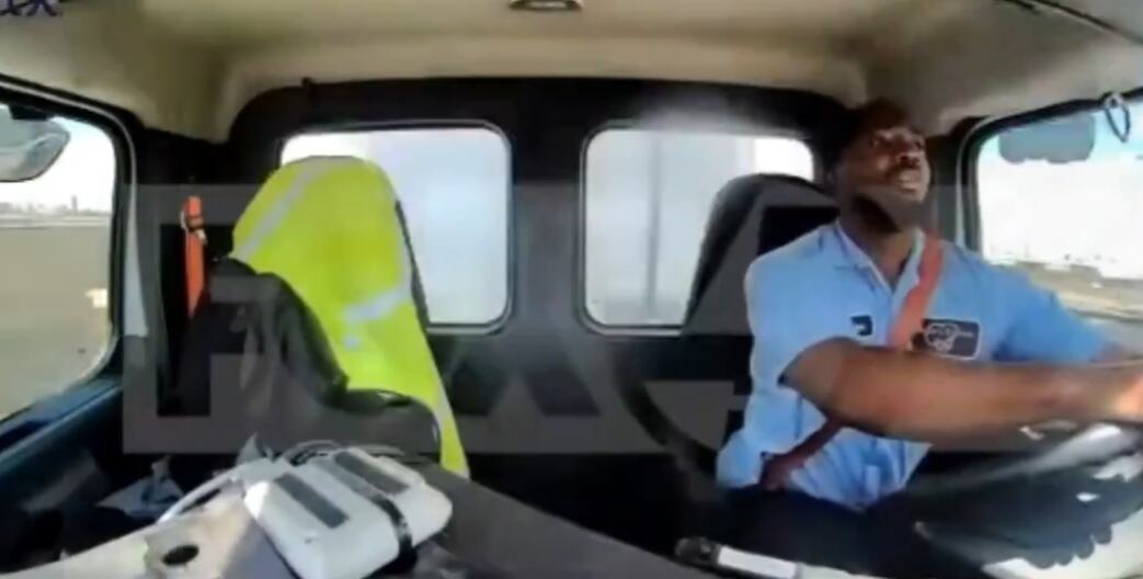 AVION UDARIO KOMBI PRI SLETANJU: Letelica krilom zakačila vozilo, nema povređenih (VIDEO)