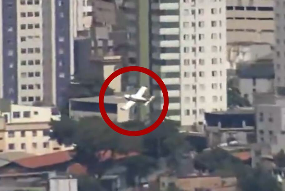 AVION SE ZAKUCAO DIREKTNO U ZGRADU! Stravičan snimak, letelica se zarila u krov trospratnice u Brazilu, ima mrtvih! (VIDEO)