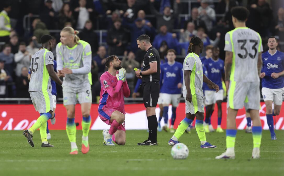 SCENA ZA NEVERICU: Donaruma pao na kolena i molio sudiju da poništi gol Evertonu! (VIDEO)