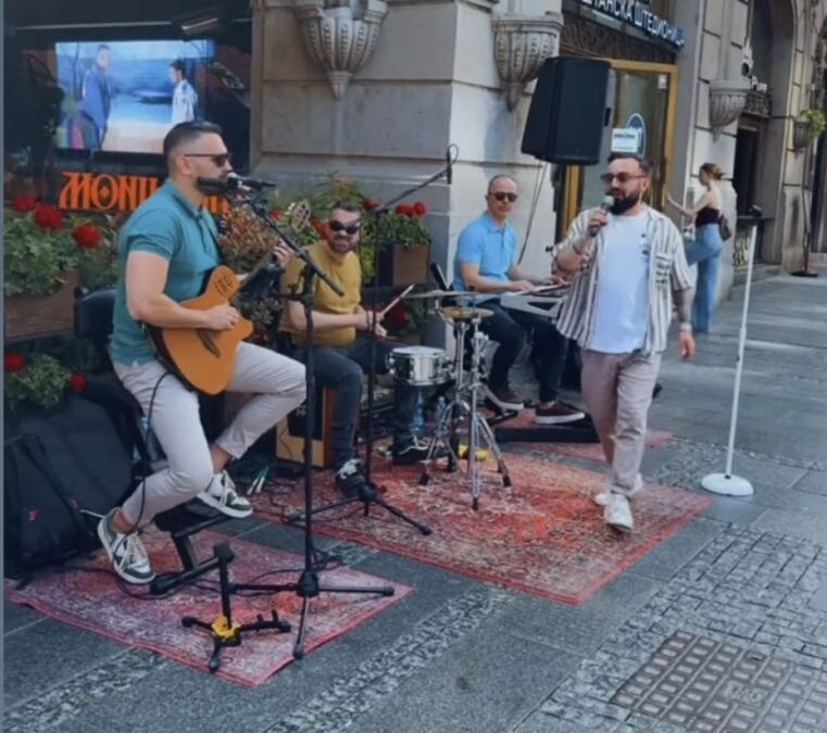 FILIP MITROVIĆ ODRŽAO HUMANITARNI KONCERT U KNEZ MIHAJLOVOJ: Pevač u centru Beograda oduševio prolaznike (VIDEO)