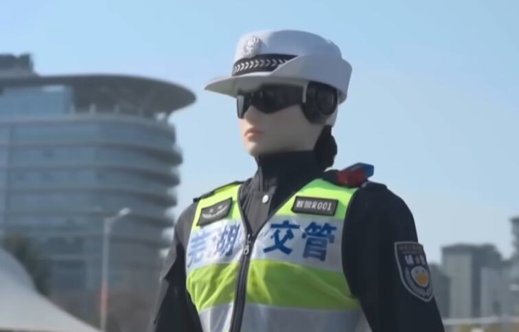 Slike iz Kine fasciniraju svet: Roboti su na ulicama, čiste stanove, rade kao policajci (VIDEO)