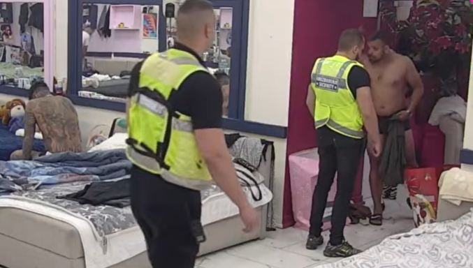 BIZARNE PSOVKE, UVREDE I PRETNJE NA ĐURĐEVDAN! Bora Santana napravio haos u Eliti: Obezbeđenje se ne odvaja od njega, a imanje se ori od urlanja (VIDEO)