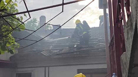 IZGORELA KUĆA NA TELEPU! Jedna osoba povređena u požaru u Novom Sadu - vatrogasci se bore s vatrom (VIDEO)