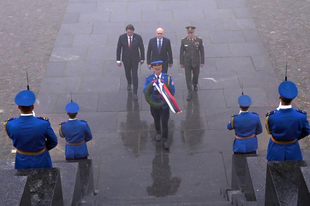 "NEKA JE SLAVA VAMA BESMRTNIM HEROJIMA NAŠE SRBIJE": Vučević, Gašić i Mojsilović položili venac na Spomenik Neznanom junaku na Avali