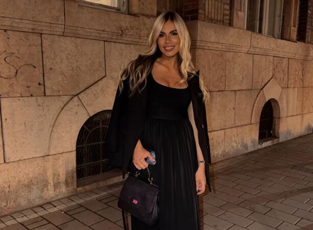 "UŽIVAMO U EMOCIJAMA, MIRISIMA I RADOSTI" Oglasila se žena Dada Polumente nakon rođenja sina: Beba joj spava na grudima (FOTO)