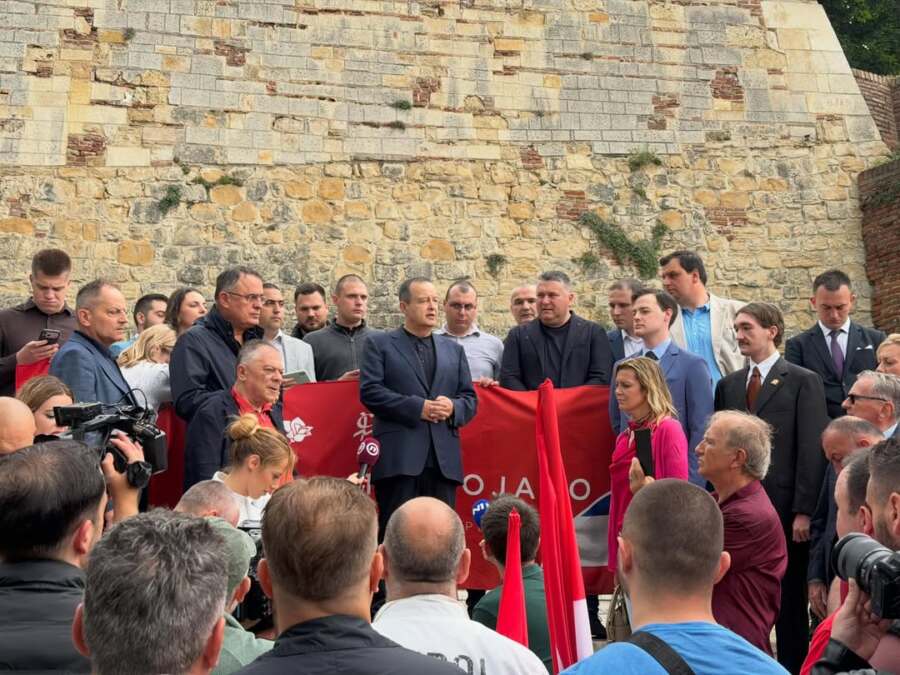 "OVO JE VELIKI DATUM U ISTORIJI CELOG SVETA": Dačić položio venac na Grobnicu narodnih heroja na Kalemegdanu povodom Dana pobede nad fašizmom