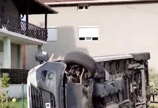 LJUDE DOČEKAO UŽASAN PRIZOR ISPRED KUĆE Teška saobraćajka kod Šapca: Muškarac kombijem uleteo u dvorište, vozilo prevrnuto na bok (VIDEO)