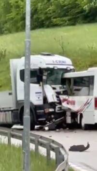 TEŠKA SAOBRAĆAJNA NESREĆA KOD MRKONJIĆ GRADA! Sudarili se kamion i autobus: Jedna osoba poginula, deset povređeno (FOTO)