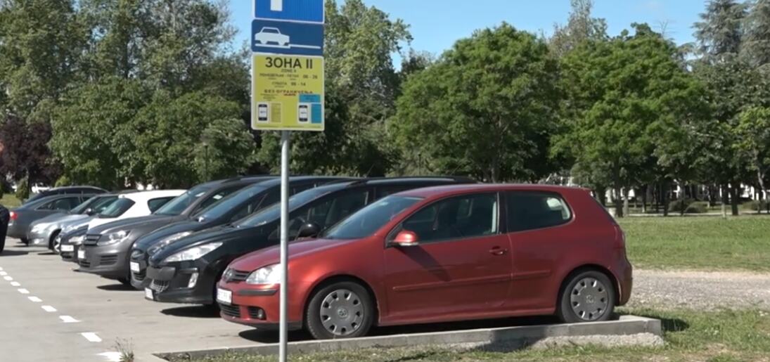 OD PONEDELJKA 18. MAJA STARTUJE NOVI REŽIM PARKIRANJA U OBRENOVCU: Zonirano više ulica, s više parking mesta u žutoj i crvenoj zoni, a ovo su cene po satu