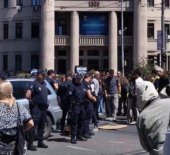 UZDRŽITE SE OD NEPRIJAVLJENIH OKUPLJANJA! MUP se oglasio zbog blokaderski incidenata kod Pravnog: Poštujte zakone! Pozivamo fakultete da doprinose očuvanju mira