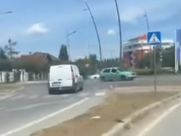 Novi slučaj vožnje u kontrasmeru u Srbiji: Beli pikap usnimljen kako ulazi u kružni tok iz pogrešnog pravca (VIDEO)
