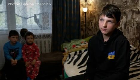 DEČAK (12) U UKRAJINI SPASAO BRAĆU I SESTRE OD RUSKOG DRONA: Setio se saveta vojnika i potrčao: "Brojao sam do 10 i presekao ga"! PROGLAŠEN ZA HEROJA! (FOTO)